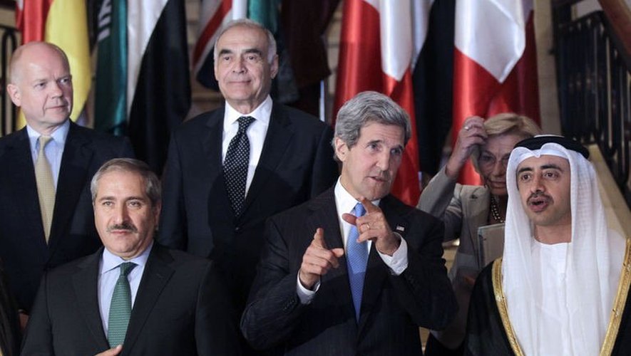 John Kerry au milieu des participants à la réunion sur la Syrie le 22 mai 2013 à Aman