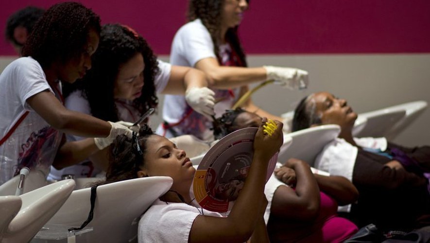 Des femmes dans un salon de coiffure spécialisé dans les cheveux frisés, à Rio, le 7 mai 2013