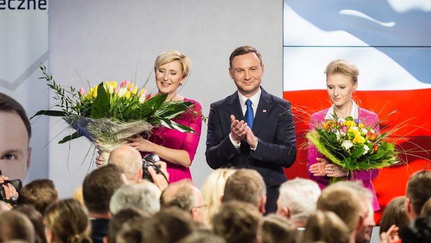 Le candidat conservateur d'opposition Andrzej Duda, en compagnie de sa femme Agata (G) et de leur fille Kinga, le 10 mai 2015 à Varsovie