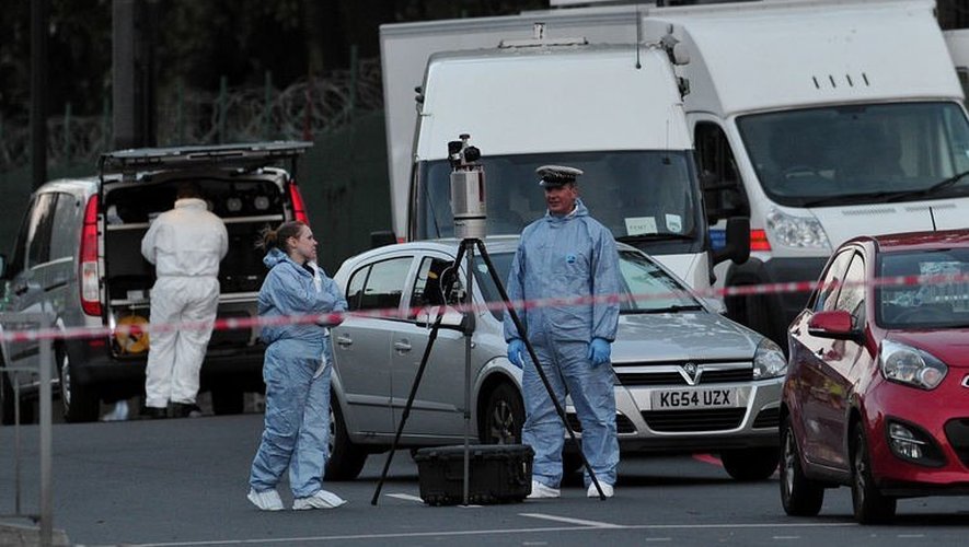 Des enquêteurs à l'endroit où un soldat britannique a été tué à l'arme blanche le 22 mai 2013 à Londres