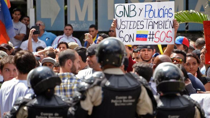 Etudiants face aux forces de l'ordre le 17 février 2014 à Caracas