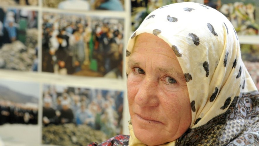 Une musulmane bosniaque, survivante du massacre de Srebrenica, suit la retransmission du procès de Radovan Karadzic le 29 août 2008 à La Haye