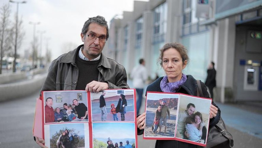 Patrick Bellanger et Cecile Blanloeil, les parents de Jeremie Bellanger, avec les photos de leur fils le 2 janvier 2014 à Nantes