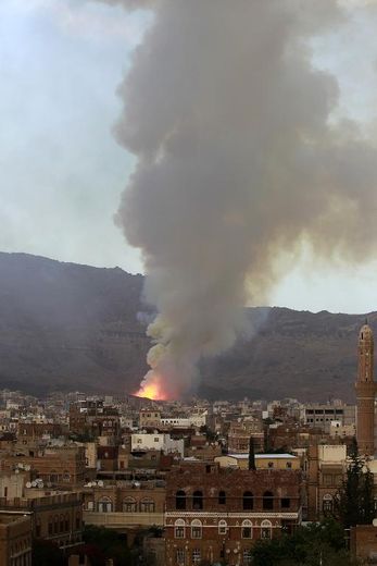 De la fumée s'élève au-dessus de la ville de Sanaa, le 11 mai après des raids aériens de la coalition arabe contre un dépôt d'armes tenu par la rébellion chiite