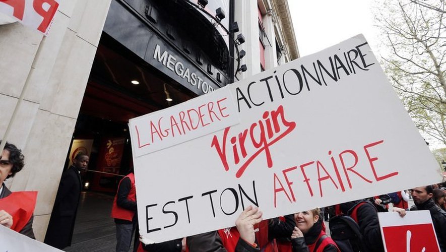Des centaines de salariés de Virgin Megastore manifestent le 30 avril 2013 à Paris, sur les Champs-Elysées