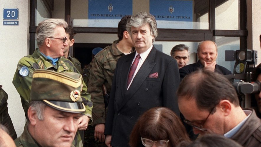 Radovan Karadzic (C) et Ratko Mladic (G) le 18 avril 1993 à Pale près de la ville assiégée de Sarajevo