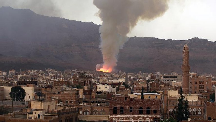 De la fumée s'élève au-dessus de la ville de Sanaa, le 11 mai après des raids aériens de la coalition arabe contre un dépôt d'armes tenu par la rébellion chiite
