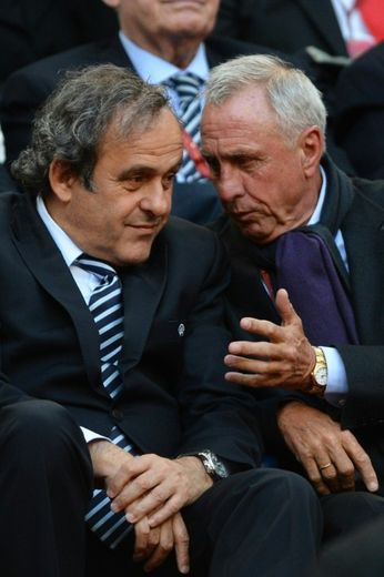 Le Néerlandais Johann Cruff (d), légende du football, et Michel Platini, alors président de l'UEFA, assistent à la finale de l'Europa League Benfica-Chelsea, le 15 mai 2013 à Amsterdam