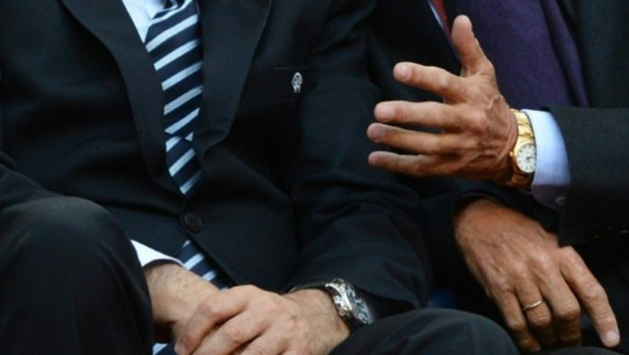 Le Néerlandais Johann Cruff (d), légende du football, et Michel Platini, alors président de l'UEFA, assistent à la finale de l'Europa League Benfica-Chelsea, le 15 mai 2013 à Amsterdam
