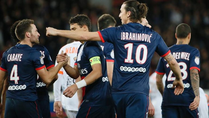 Les joueurs du Paris SG se congratulent après le but de Zlatan Ibrahimovic contre Valenciennes, en Ligue 1 au Parc des Princes, le 14 février 2014