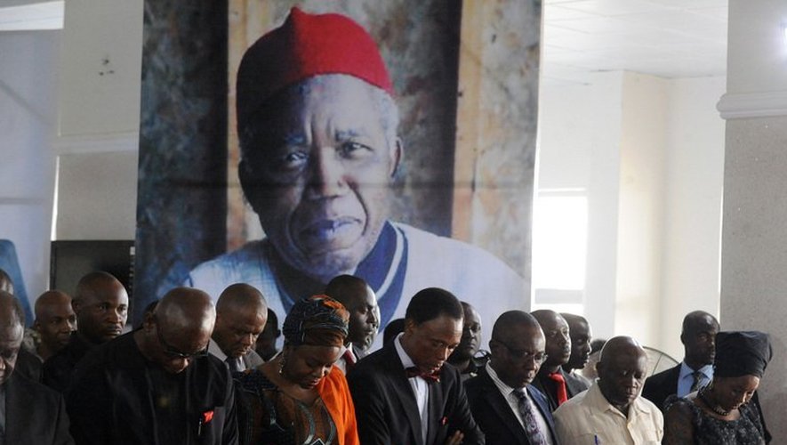 Recueillement devant le corps de Chinua Achebe, à l'aéroport d'Abuja, au Nigeria, le 21 mai 2013