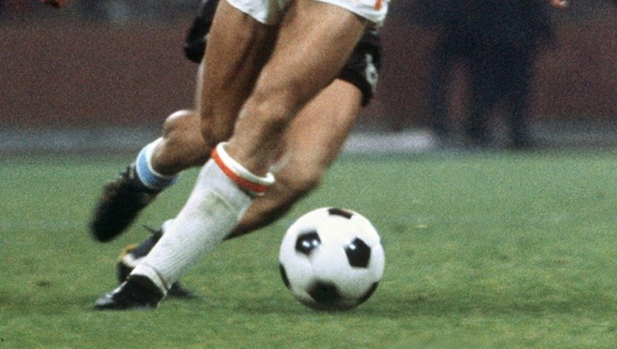 L'attaquant néerlandais Johan Cruyff contrôle le ballon face aux Allemands de l'Ouest lors du Mondial, le 7 juillet 1974 à Munich