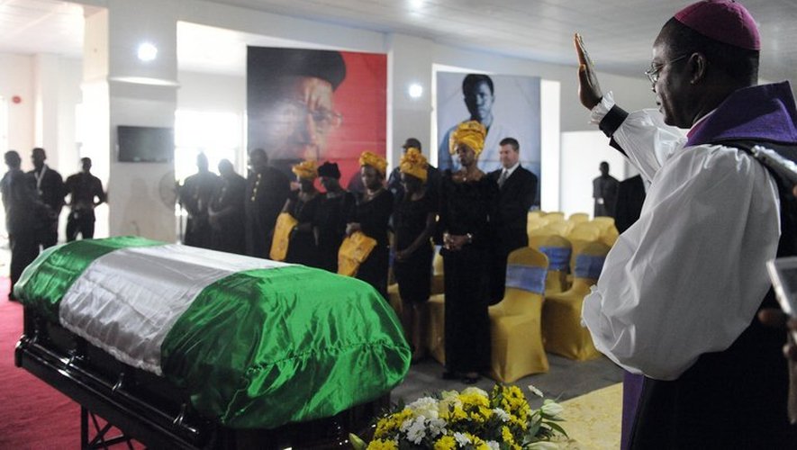 Le cercueil de Chinua Achebe, à l'aéroport d'Abuja au Nigeria, le 21 mai 2013
