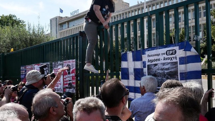 Des anciens employés de la radio-télévision publique grecque ERT manifestent pour la réintégration immédiate à leurs postes de travail, le 11 mai 2015 à Athènes