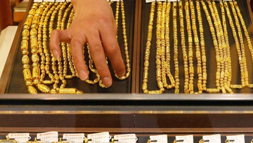 Des colliers en or dans une bijouterie de Huaibei