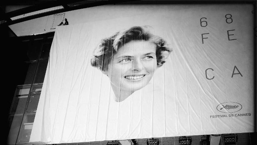 Photo prise par un téléphone mobile le 11 mai 2015 de l'affiche choisie pour le 68ème festival de Cannes, un cliché noir et blanc d'Ingrid Bergman