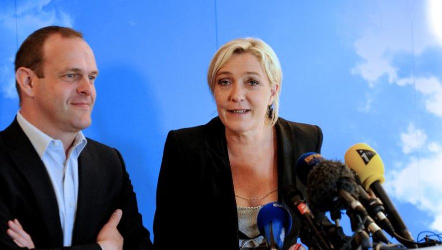 Marine Le Pen, présidente du Front national (droite) et la tête de liste du parti à Hénin-Beaumont pour les municipales, Steeve Briois, le 11 juin 2012 à Hénin-Beaumont
