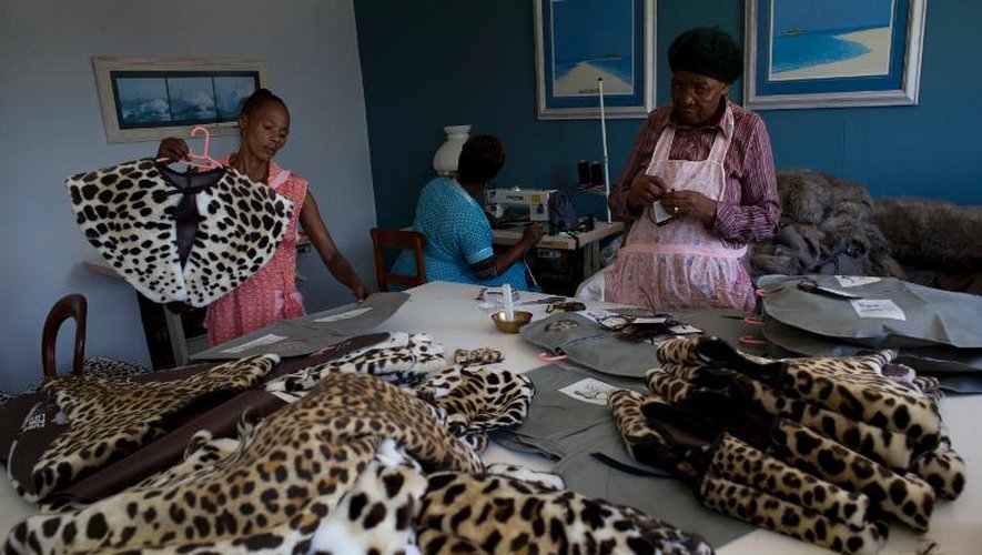 Des employées d'un atelier de fabrication de fausse peau de léopard à Durban, le 27 janvier 2014