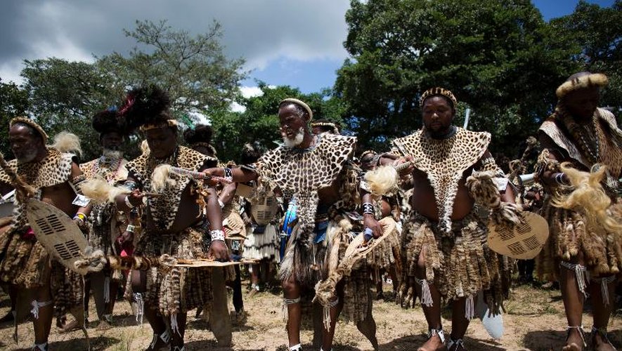 Des zoulous de l'Eglise Shembe dansent vêtus de la tenue traditionnelle faite de de peau de léopard,le 26 janvier 2014 à Durban en Afrique du Sud