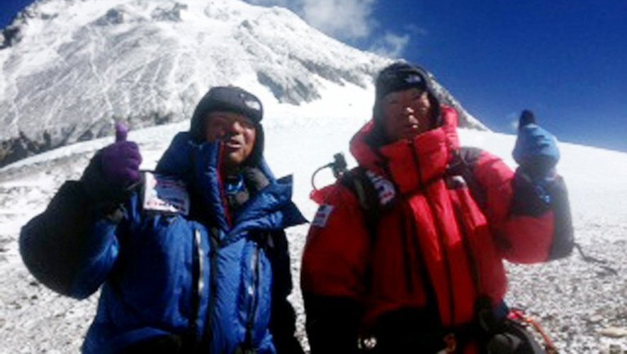Yuichiro Miura, Japonais de 80 ans (droite), et son fils Gota posent au moment de quitter le camp C4 pour accéder au sommet de l'Everest, le 22 mai 2013