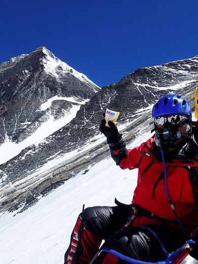 Yuichiro Miura, Japonais de 80 ans (droite), pose devant le sommet de l'Everest, le 21 mai 2013