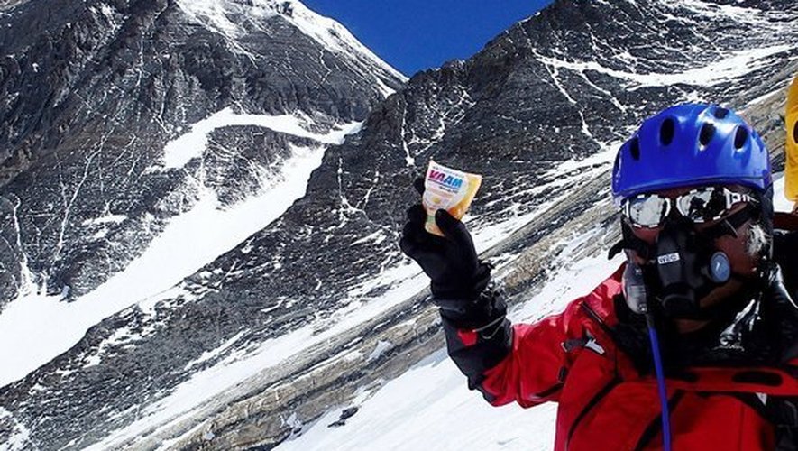 Yuichiro Miura, Japonais de 80 ans (droite), pose devant le sommet de l'Everest, le 21 mai 2013