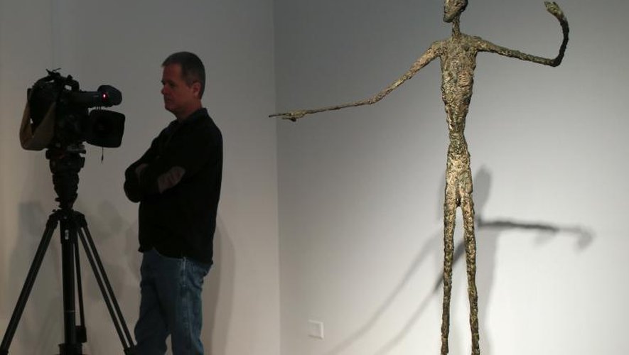 La sculpture "L'homme au doigt" d'Alberto Giacometti's présentée le 1er mai 2015 chez Christie's à New York