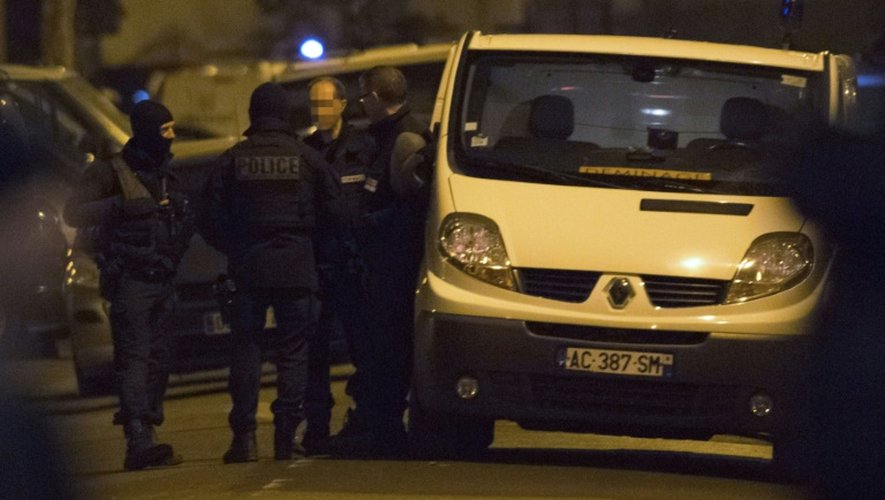 Des policiers et des démineurs près d'un immeuble lors de perquisitions menées à Argenteuil (banlieue nord de Paris), le 24 mars 2016