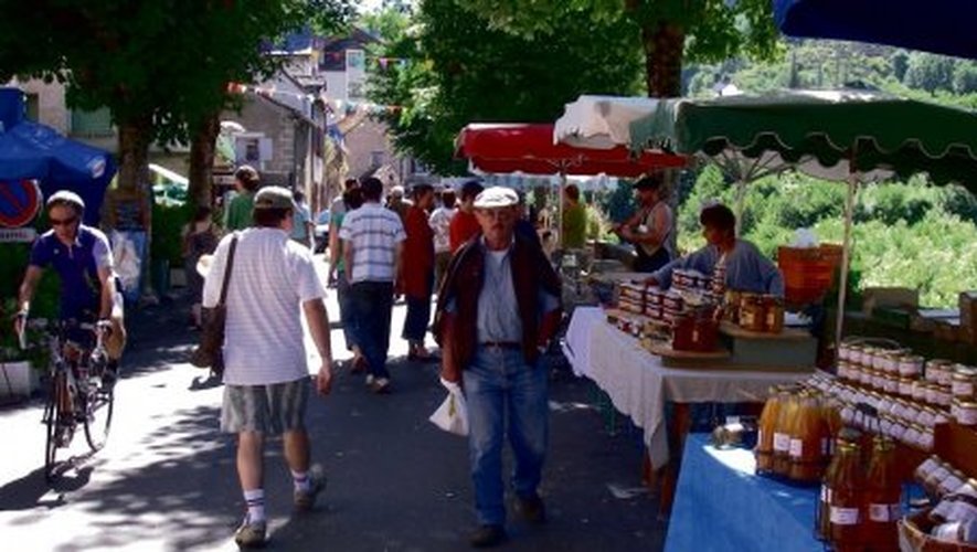 En été, au Pont-de-Montvert, les quais s’animent et le marché du jeudi est un vrai plaisir.