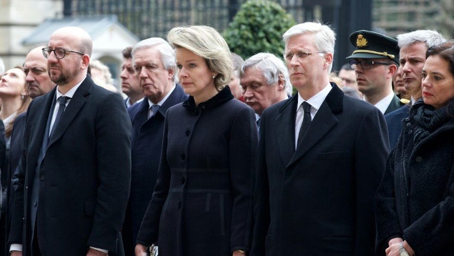 Le Premier ministre belge Charles Michel (à gauche), la reine Mathilde et le roi des Belges Philippe observent une minute de silence au Palais de la Nation, le 24 mars 2016