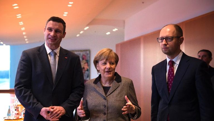 La chancelière allemande Angela Merkel avec les leaders de l'opposition ukrainienne Vitali Klitschko (g) et Arseni Iatseniouk (d) à Berlin, le 17 février 2014