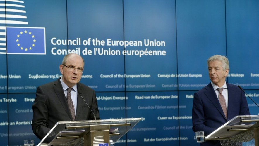 Le ministre belge de la Justice Koen Geens et le ministre de l'Intérieur néerlandais Ronald Plasterk lors d'une conférence de presse au siège du Conseil européen, le 24 mars 2016