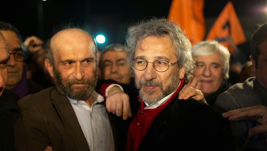 Can Dundar, rédacteur en chef du quotidien turc Cumhuriyet, et Erdem Gül, son chef de bureau à Ankara, à leur libération de prison le 26 février 2016 à Istanbul