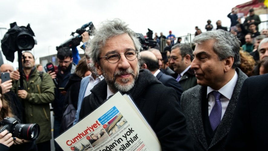 Les journalistes Can Dündar et Erdem Gül (d) arrivent à leur procès à Istanbul le 25 mars 2016 avec un exemplaire de leur journal Cumhuriyet