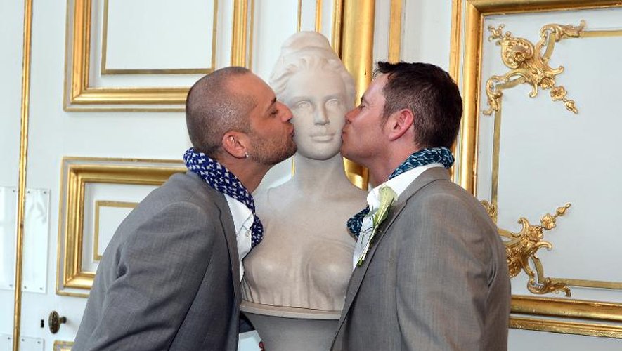 Yves Lorentz et Patrice Strub embrassent la statue de Marianne à l'issue de leur mariage célébré le 15 juin 2013 à la mairie de Strasbourg