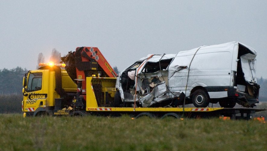 Le minibus accidenté le 25 mars 2016 à Montbeugny près de Moulins emmené sur une remorque