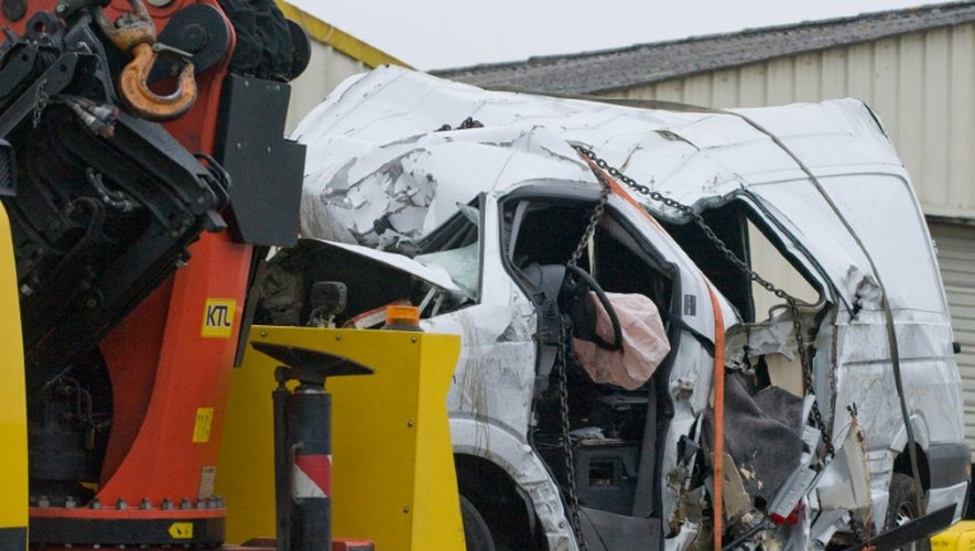 Le minibus accidenté le 25 mars 2016 à Montbeugny près de Moulins emmené sur une remorque