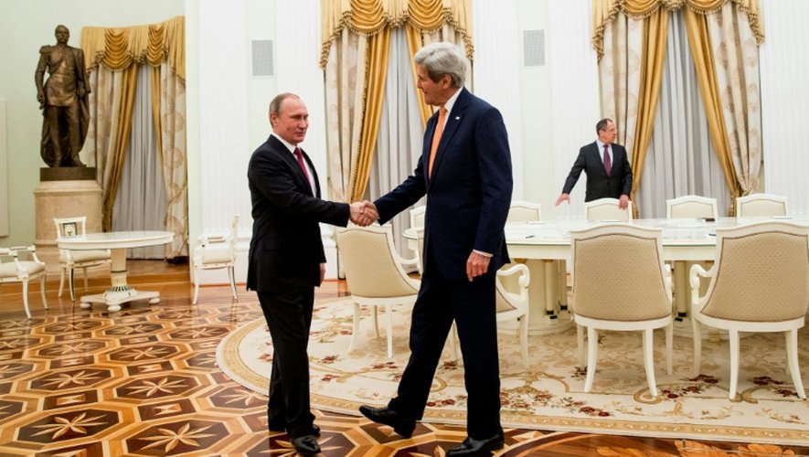 Le secrétaire d'Etat américain John Kerry (D) et le président russe Vladimir Poutine, le 24 mars 2016 à Moscou