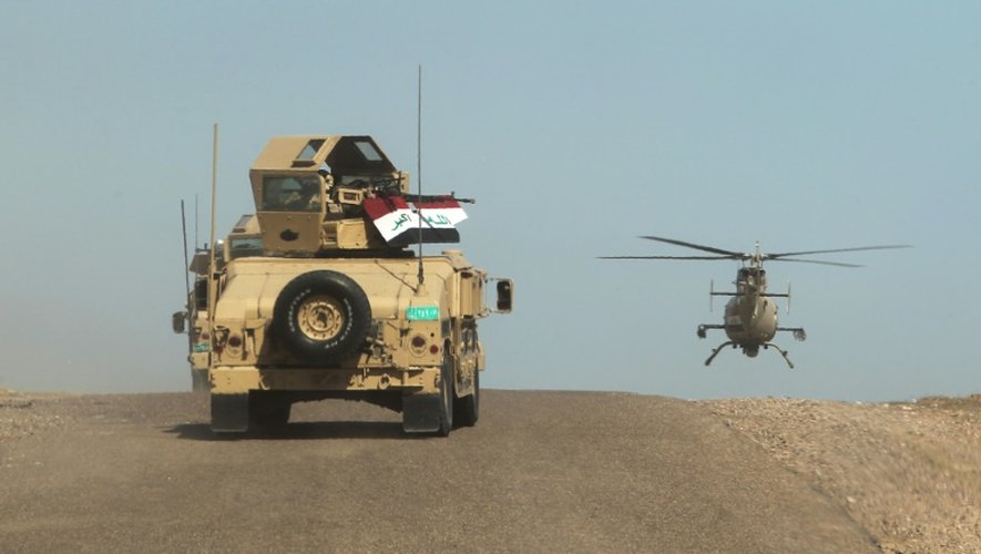 Un véhicule et un hélicoptère de l'armée irakienne dans le désert à 50 kilomètres au nord-est d'Haditha, où les soldats combattent l'EI, le 9 mars 2016