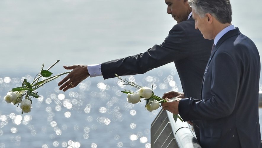 Les présidents américain Barack Obama et argentin  Mauricio Macri jettent des fleurs blanches dans River Plate en hommage aux victimes de la dictature le 24 mars 2016 à Buenos Aires