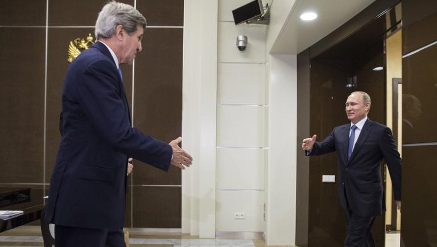 Le secrétaire d'Etat américain John Kerry (g) et le président russe Vladimir Poutine à Sochi en Russie, le 12 mai 2015