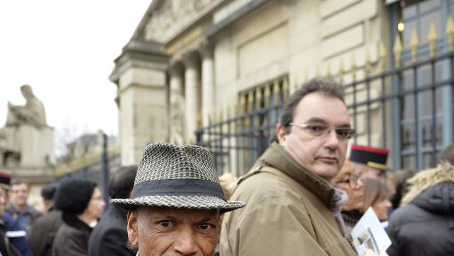Jean-Charles Martial, l'un des 1.600 ex-enfants réunionnais déporté dans un département rural de l'Hexagone dans les années 60, devant l'Assemblée nationale, le 18 février 2014, dans l'attente de la reconnaissance de la responsabilit