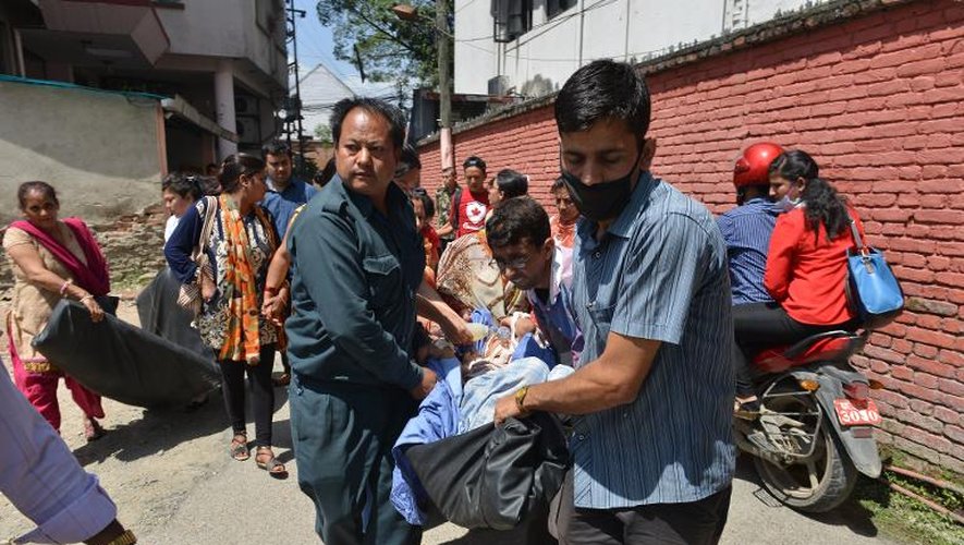 Des patients sont évacués d'un hôpital à Katmandou, après que le Népal a été touché par un nouveau séisme de magnitude 7,3, le 12 mai 2015