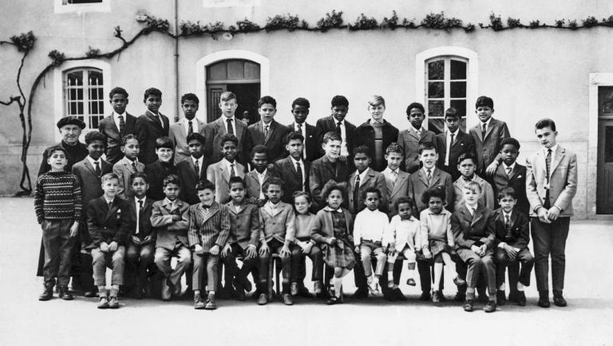 Une photo de classe de 1965 montrant des enfants réunionnais et leurs camarades dans un orphelinat de Quezac dans le centre de la France, obtenue le 14 février 2014 auprès de la collection Jean-Charles Pitou