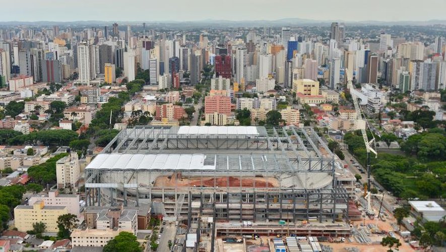 Une photo de la vue aérienne de l'Arena de Baixada à Curitiba, en pleine construction, prise le 14 décembre 2013