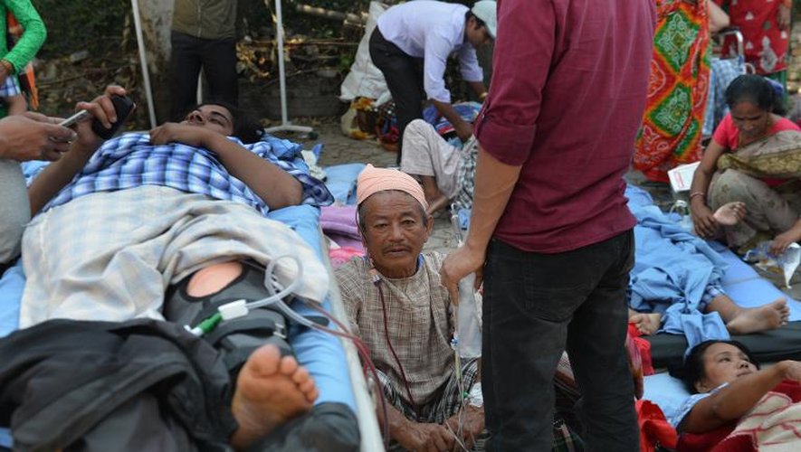 Des patients évacués d'un hôpital à Katmandou après un nouveau séisme de magnitude 7,3, le 12 mai 2015