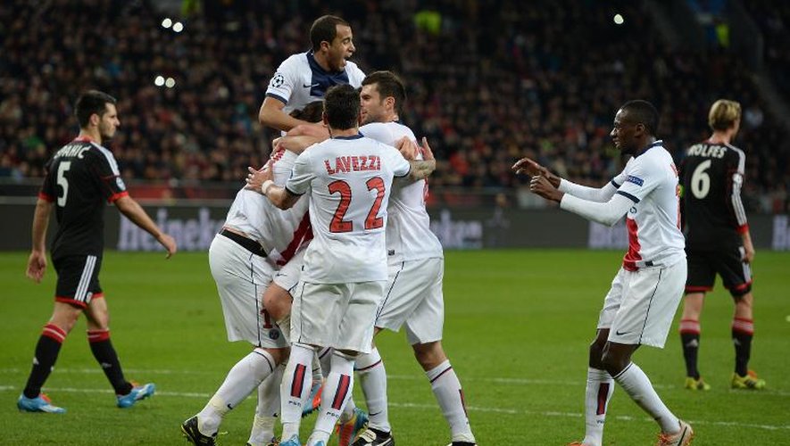 Les joueurs du PSG se congratulent après un des buts marqués par Zlatan Ibrahimovic contre Leverkusen en Ligue des Champions au BayArena le 18 février 2014