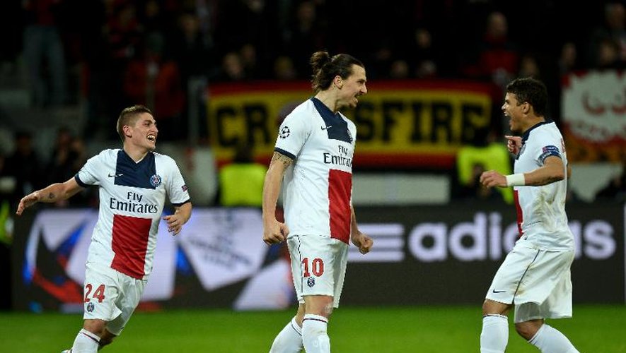 L'attaquant du Paris SG Zlatan Ibrahimovic (C) exulte après son 2e but contre le Bayer Leverkusen, le 18 février 2014 au BayArena, en Allemagne