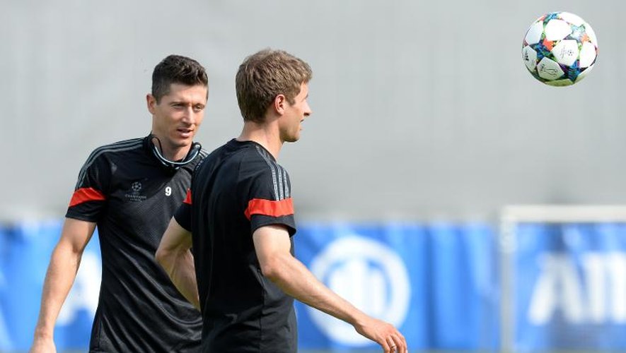 Les attaquants du Bayern Munich Robert Lewandowski (N.9) et Thomas Müller à l'entraînement, le 11 mai 2015 à Munich