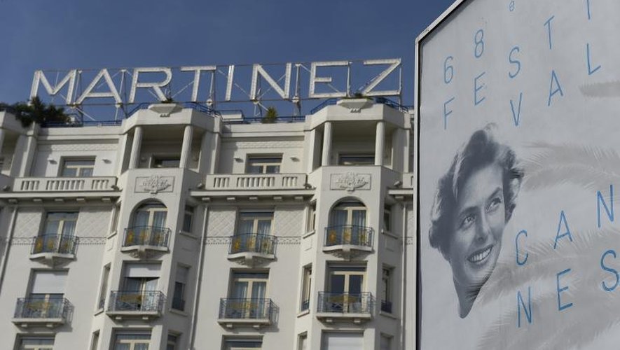 L'affiche officielle de la 68e édition du festival devant le palace Martinez à Cannes le 11 mai 2015
